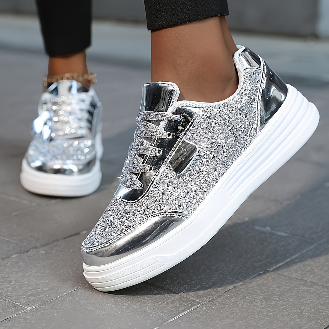 Seitliche Ansicht der trendigen Damen Glitzer Plateau Sneaker. Modische Damenschuhe für den Frühling.