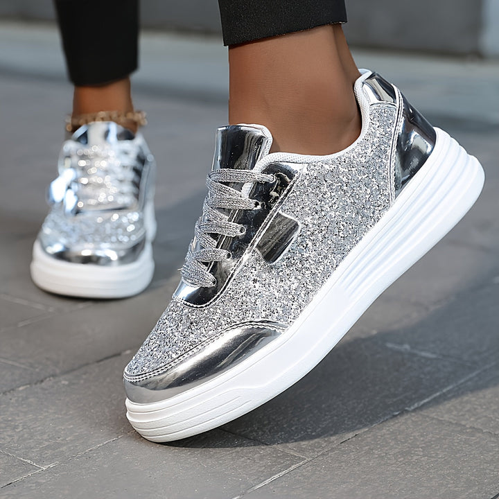 Seitliche Ansicht der trendigen Damen Glitzer Plateau Sneaker. Modische Damenschuhe für den Frühling.