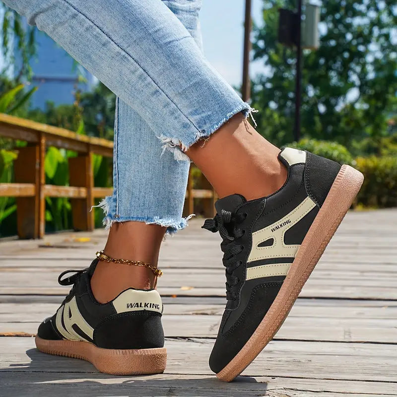 Bequeme Damen Retro Freizeitschuhe. Schwarz-Kaffee-Farben mit sportlichem Panel-Design und Schnürsenkeln.