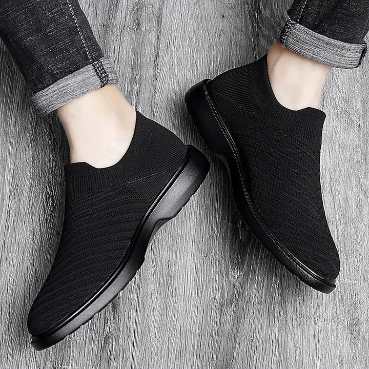 Leichte schwarze Herren Sommer Sneaker, atmungsaktiv & komfortabel. Perfekte Freizeitschuhe für den Alltag von Männern.