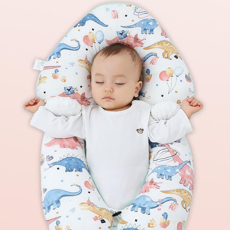 Ergonomisches Babykissen aus Bio-Baumwolle für Neugeborene. Fördert gesunde Kopfhaltung & Schlafkomfort.