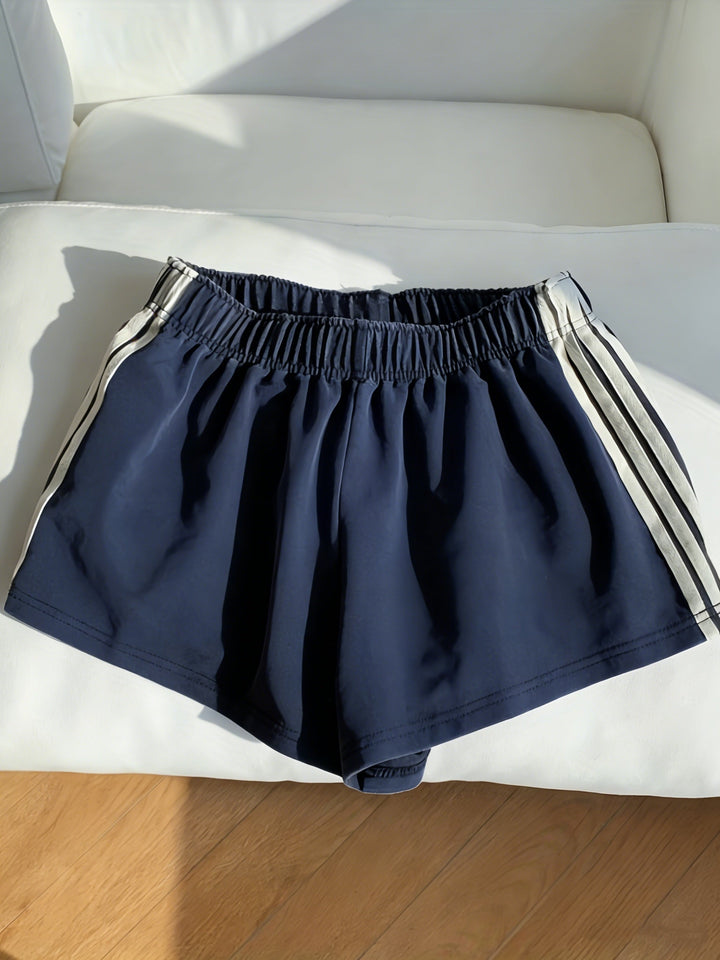 Yoga Shorts Damen, gestreift. Bequeme Sportshorts mit elastischem Bund für Flexibilität & Komfort.