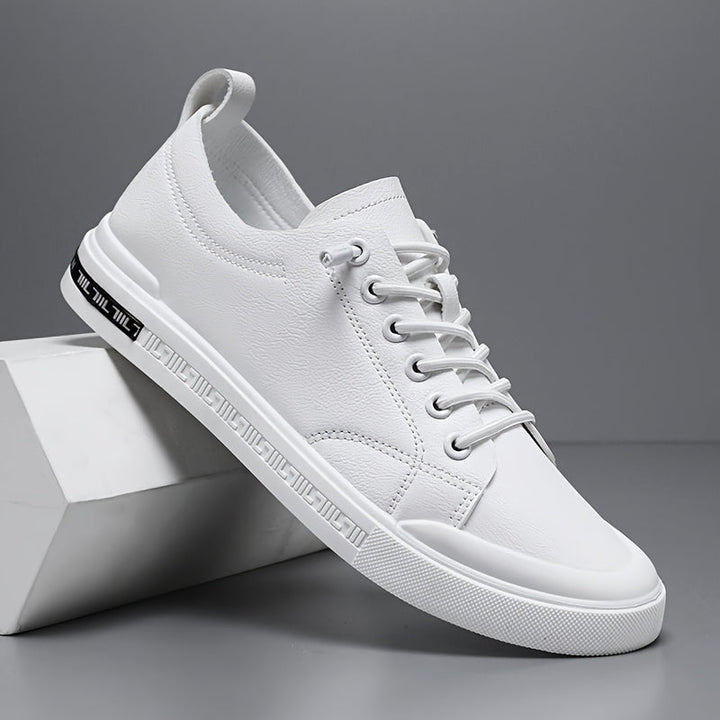 Stylische schwarze Herren-Sneakers mit weißen Details, bequem & gepolstert, ideal als Freizeitschuh für den Alltag.