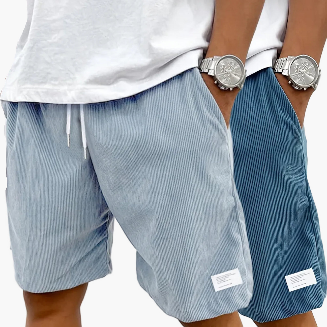 Herren Cordshorts kombiniert mit T-Shirt; trendiger Streetwear-Look für Frühling & Sommer.
