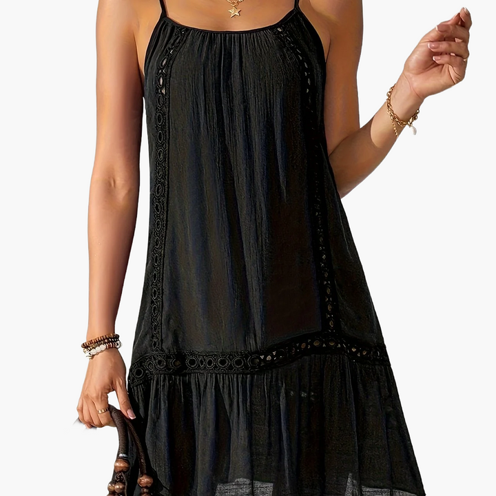 Lässiges Damen Sommerkleid in Schwarz, mit Spitze und bequemen Spaghettiträgern, ideal für den Strand.