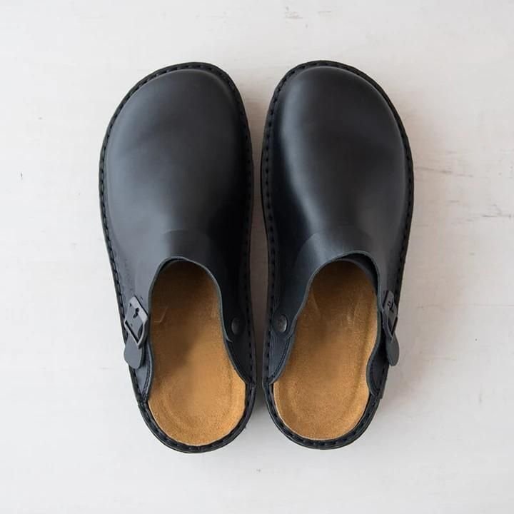 Klassisch schwarze Damen Clogs. Bequeme Damenschuhe, ideal als vielseitiger Alltagsschuh.