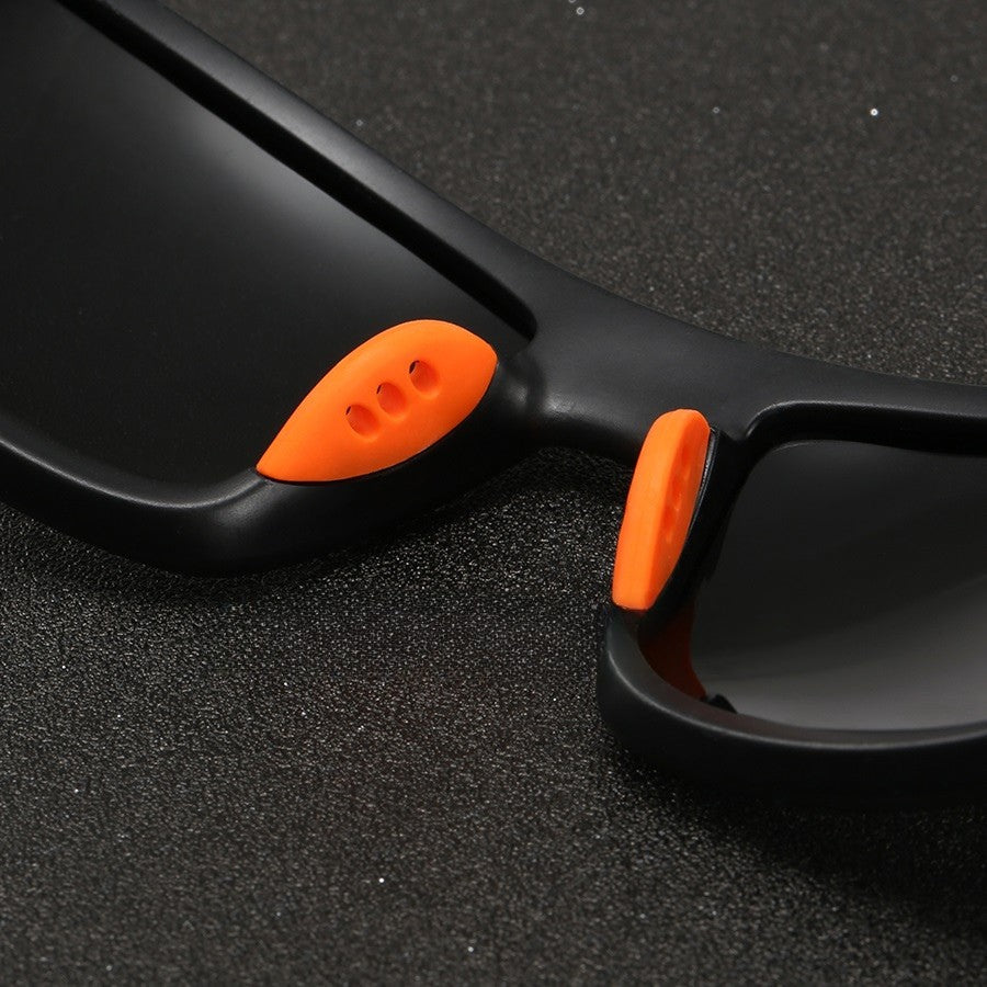 Hochwertige Herren Sportsonnenbrille in Camouflage mit polarisierten Gläsern. Moderne, funktionale Aktivbrille.