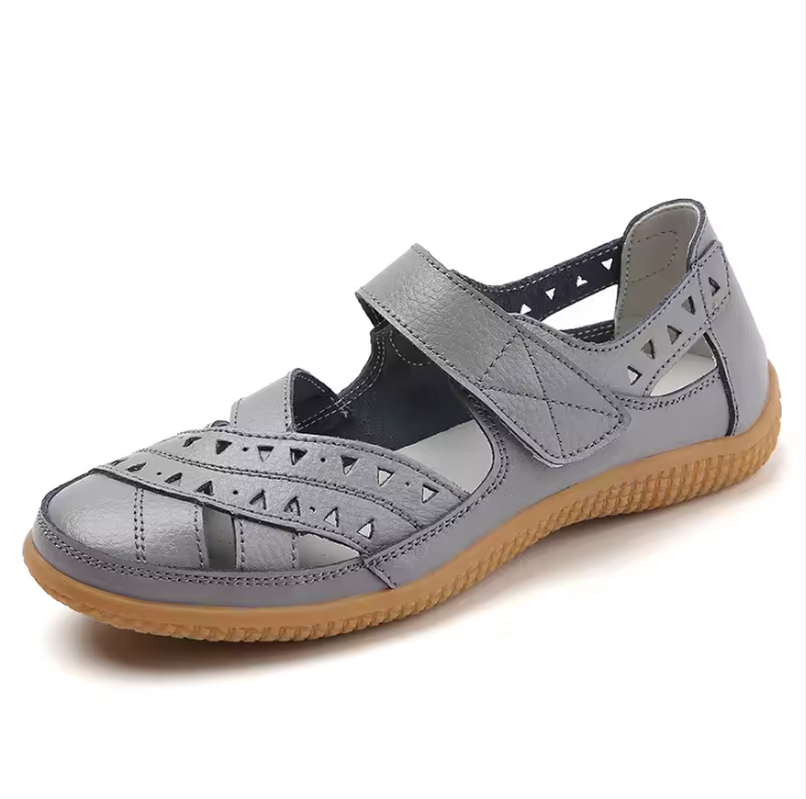 Bequeme Damen Sandalen in Seitenansicht. Orthopädische Sommer-Schuhe mit gepolsterter Sohle für optimalen Komfort.