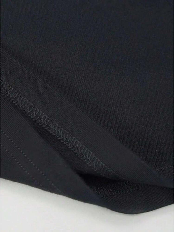 Gefaltetes schwarzes Herren T-Shirt, Vintage-Print. Lässige Freizeitmode, bequemes Oberteil für Herren. Alltag.