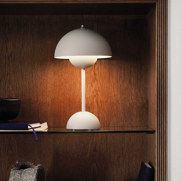 Dimmbare Design LED Tischlampe, kabellos, für stilvolles Ambiente und Home Dekor.