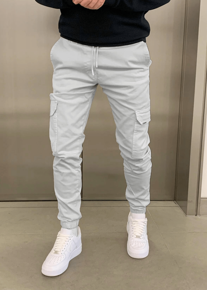 Robuste Herren Cargo-Jogginghose für den urbanen Winter-Look. Stilvoll, bequem und alltagstauglich.