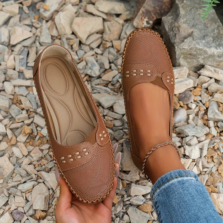 Frau trägt Elora Slip-On Schuhe, stilvoll kombiniert für einen entspannten Sommer-Look.