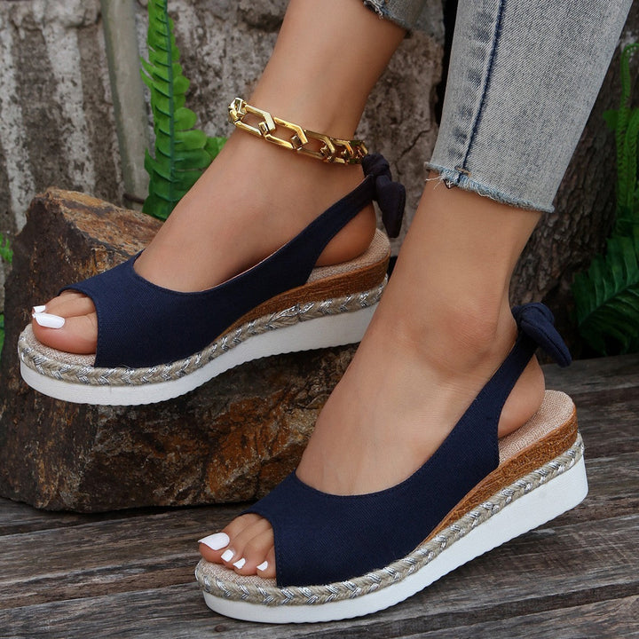 Elegante dunkelblaue Damen Keilsandalen mit einzigartigem Seildetail und Fersenriemen, stilvolle Sommerschuhe.