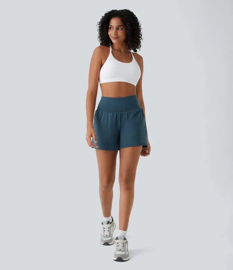 Athletische Damen Yoga Shorts, hochtailliert, atmungsaktiv, perfekt für Workout.