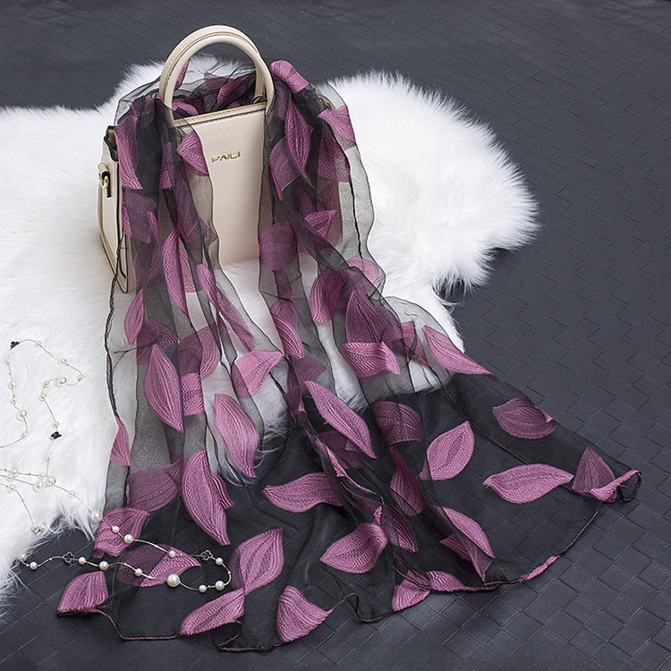 Der Damen Seidenschal Fiora: ein stilvolles Accessoire mit Blumen und Cut-out-Design.