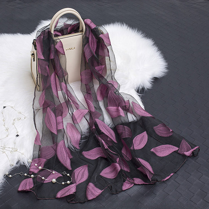 Der Damen Seidenschal Fiora: ein stilvolles Accessoire mit Blumen und Cut-out-Design.