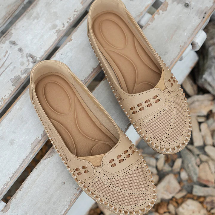 Innenansicht der gepolsterten Sohle der Elora Slip-On Damenschuhe für überragenden Komfort.
