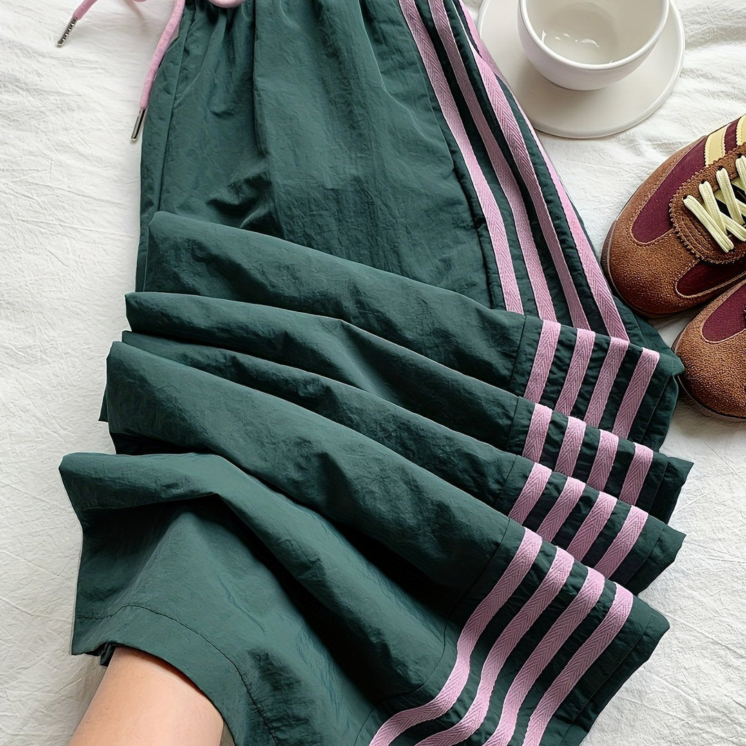 Elegante Damen Hose mit Streifen und weitem Bein, perfekt für entspannte Frühlingstage oder leichte Sportarten.