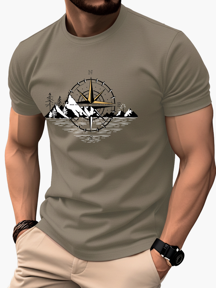 Hochwertiges Herren T-Shirt mit coolem Kompass-Berg-Print. Atmungsaktives Kurzarm Oberteil für alle Outdoor-Aktivitäten.