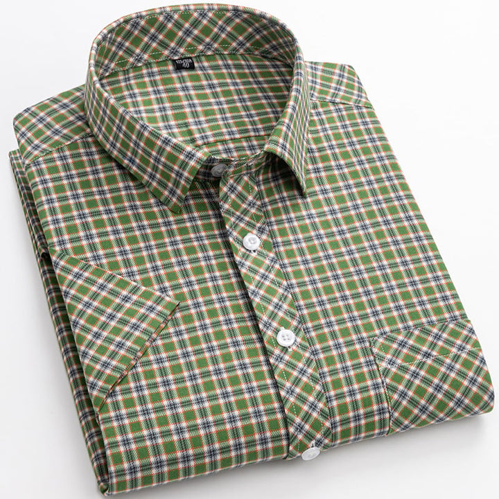 Trendiges Herren Kurzarmhemd mit Karomuster, ein Must-have für die Sommergarderobe.