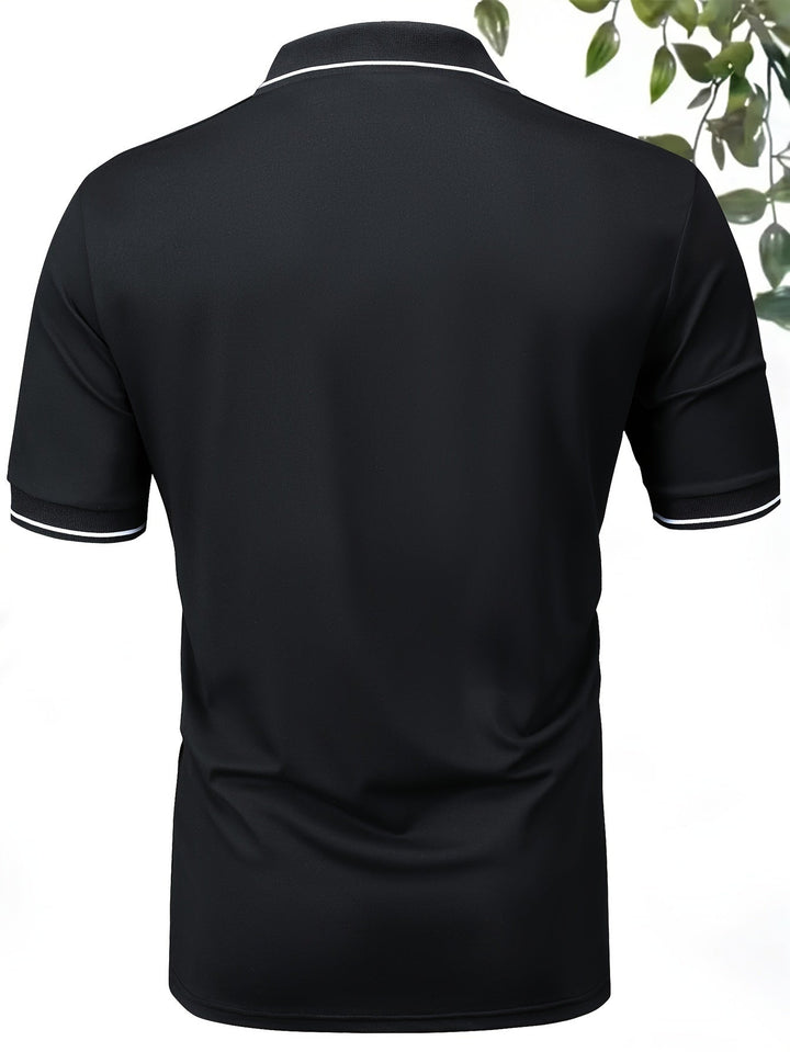 Nahaufnahme: Herren Poloshirt mit detailreichem Kontrastkragen, hochwertige Herren Mode.