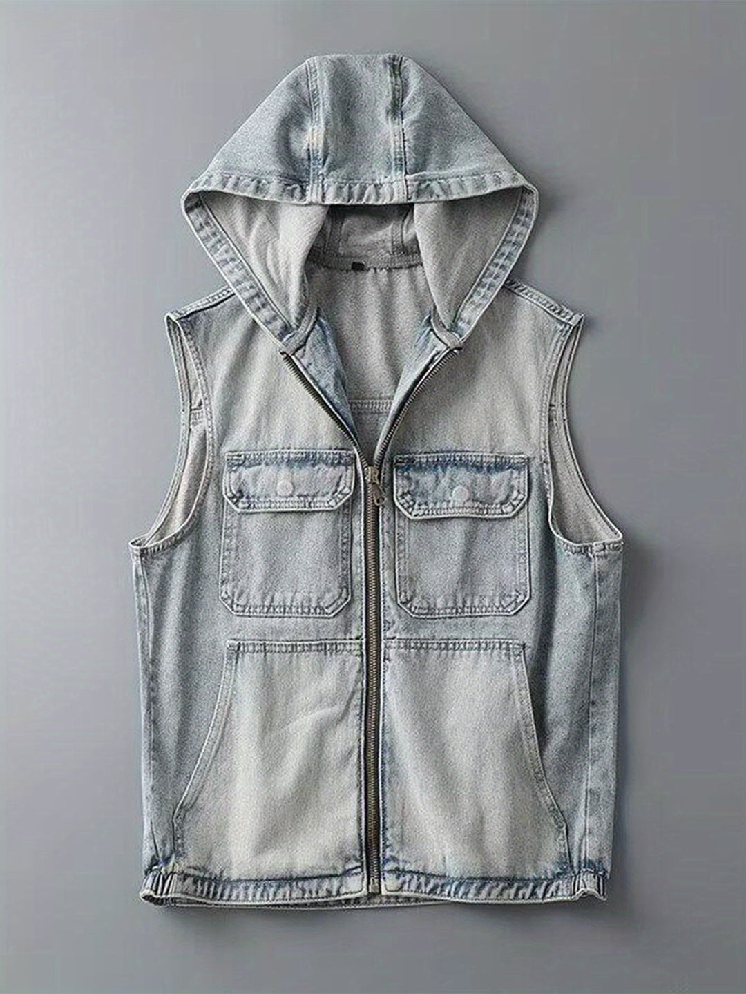 Robuste Herren Jeansweste mit Kapuze. Ärmellose Denim-Weste im lässigen Freizeit-Stil.
