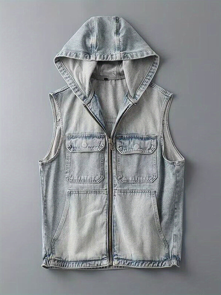 Robuste Herren Jeansweste mit Kapuze. Ärmellose Denim-Weste im lässigen Freizeit-Stil.