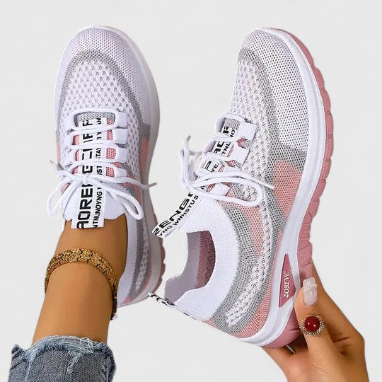 Vorderansicht der modernen, rutschfesten Komfortschuhe für Damen, perfekt als Alltagsschuhe & Sneaker.
