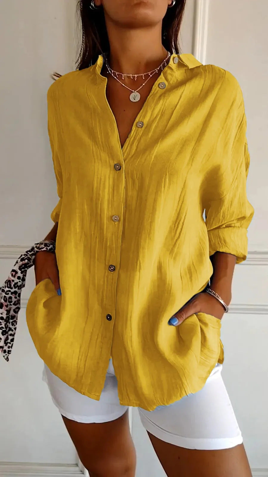 Detailansicht der Damen Hemdbluse. Hochwertiges Langarmshirt mit feiner Knopfleiste & elegantem Reverskragen.