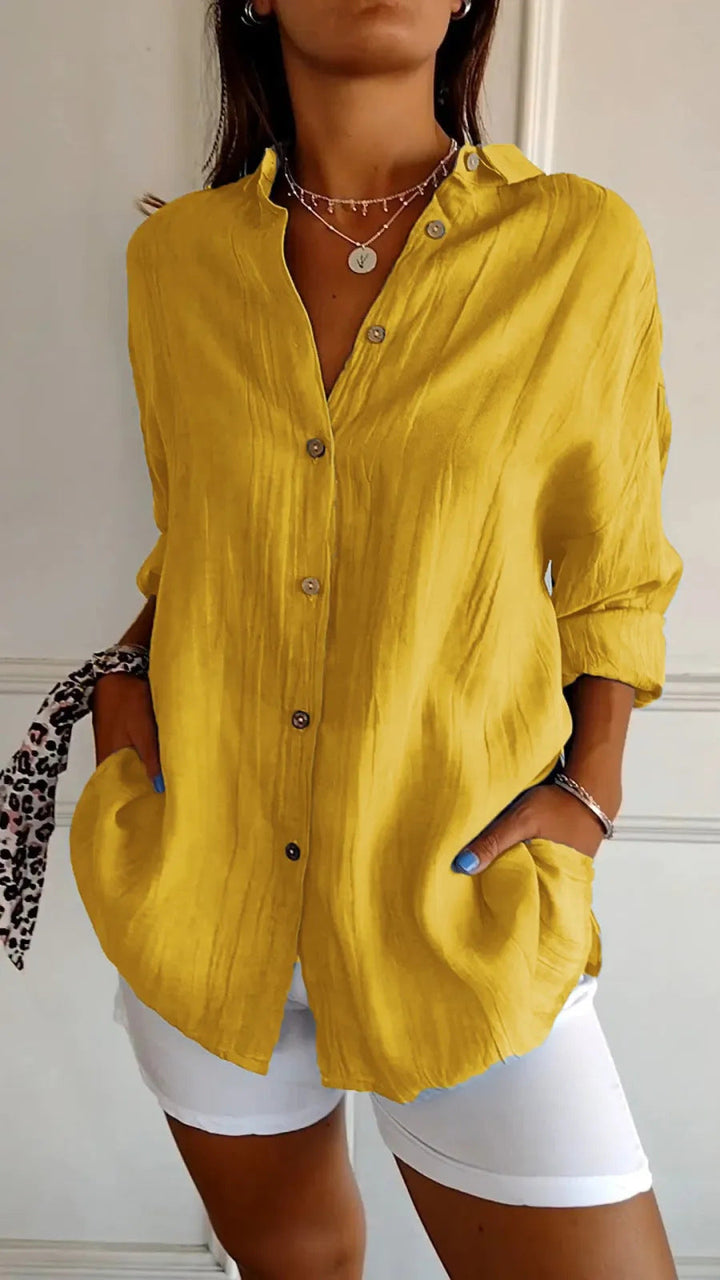Detailansicht der Damen Hemdbluse. Hochwertiges Langarmshirt mit feiner Knopfleiste & elegantem Reverskragen.