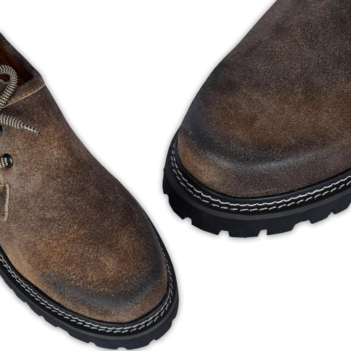 Vorderansicht: Komfortable Herren Haferlschuhe Wildleder, braun, traditioneller Stil für Feste und Trachten.