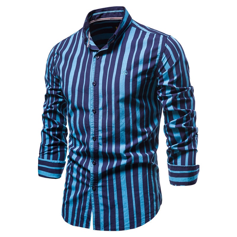 Herren Langarm Streifenhemd, smart casual getragen, ideal für elegante Freizeit-Outfits oder das Büro.