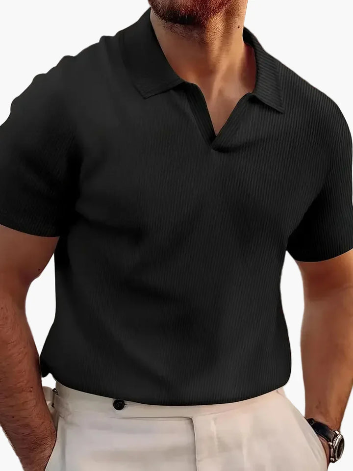 Elegantes Herren Polo-Freizeitshirt mit V-Ausschnitt & kurzen Ärmeln, perfekt für casual Sommer-Looks.