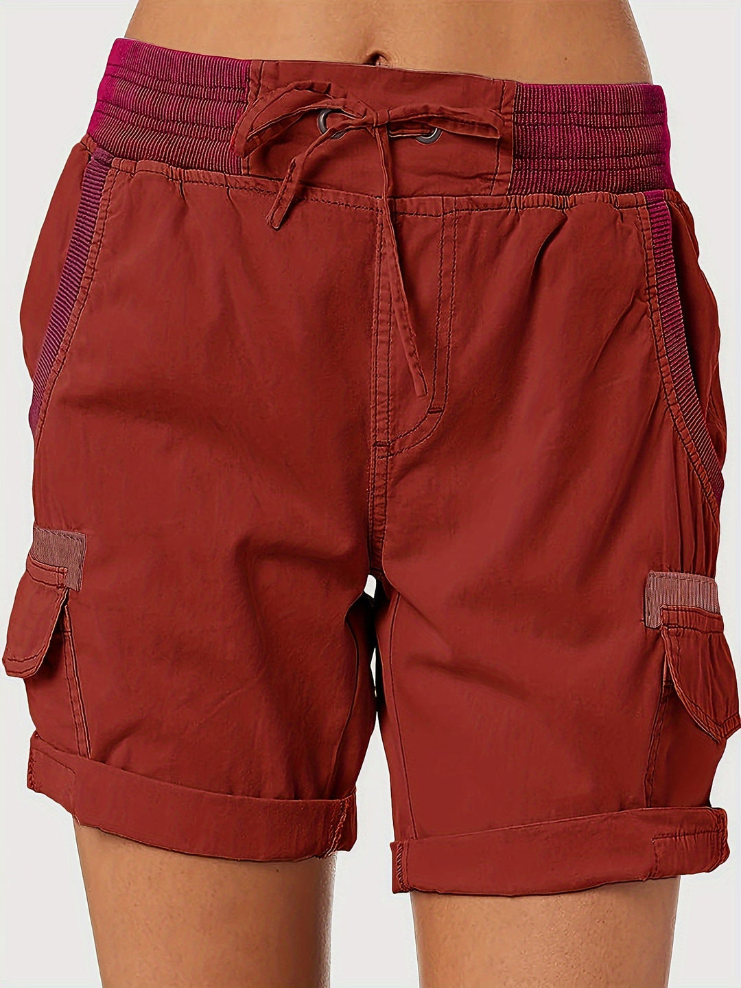 Damen Cargo Shorts in Beige, mit Kordelzug und praktischen Seitentaschen, ideal für sommerliche Tage.