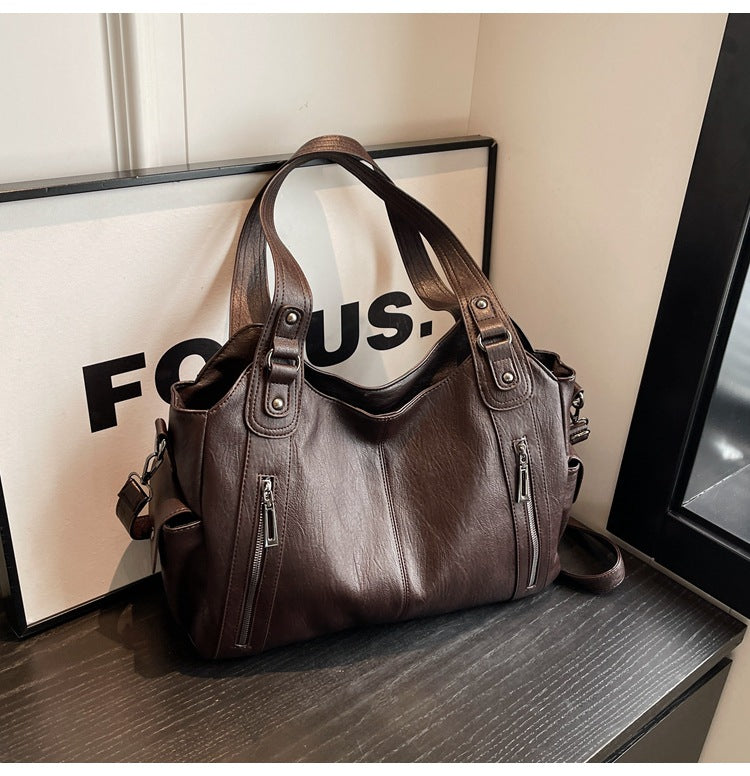 Lässige Damen Reisetasche in Braun. Praktische Schultertasche mit viel Platz.