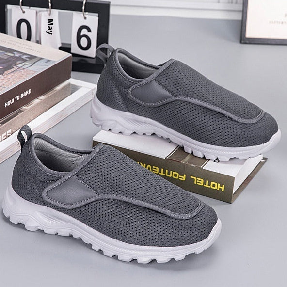 Vielseitige Herren-Komfortschuhe für den Alltag, mit Klettverschluss für einfaches An- und Ausziehen, sehr bequem.