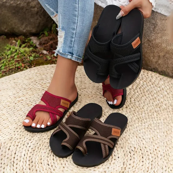 Nahaufnahme der Bohemian Mesh Sandalen für Damen, zeigt das luftige Design und hochwertige Materialdetails.