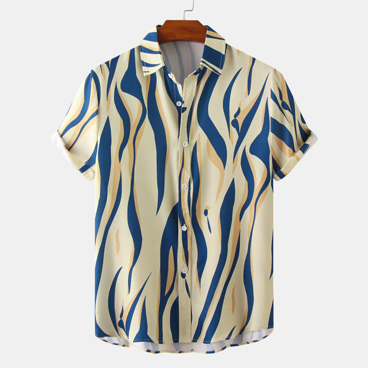 Herren Kurzarmhemd mit lebhaftem Blumenmuster. Schmal geschnittenes Freizeithemd mit Reverskragen, ideal für Sommer.