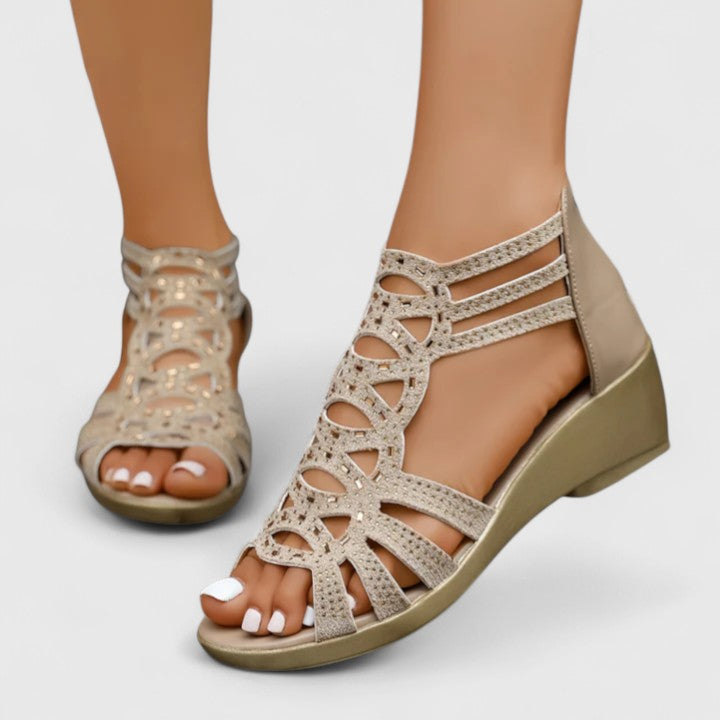 Modische Damen Mindy Sandalen in Schwarz. Ideale Sommerschuhe für Freizeit & Stadtbummel, flaches Design.