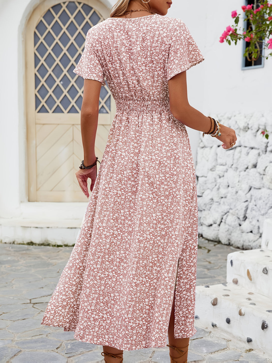 Langer seitlicher Schlitz am sommerlichen Midikleid mit floralem Print für bequemen Gehkomfort.