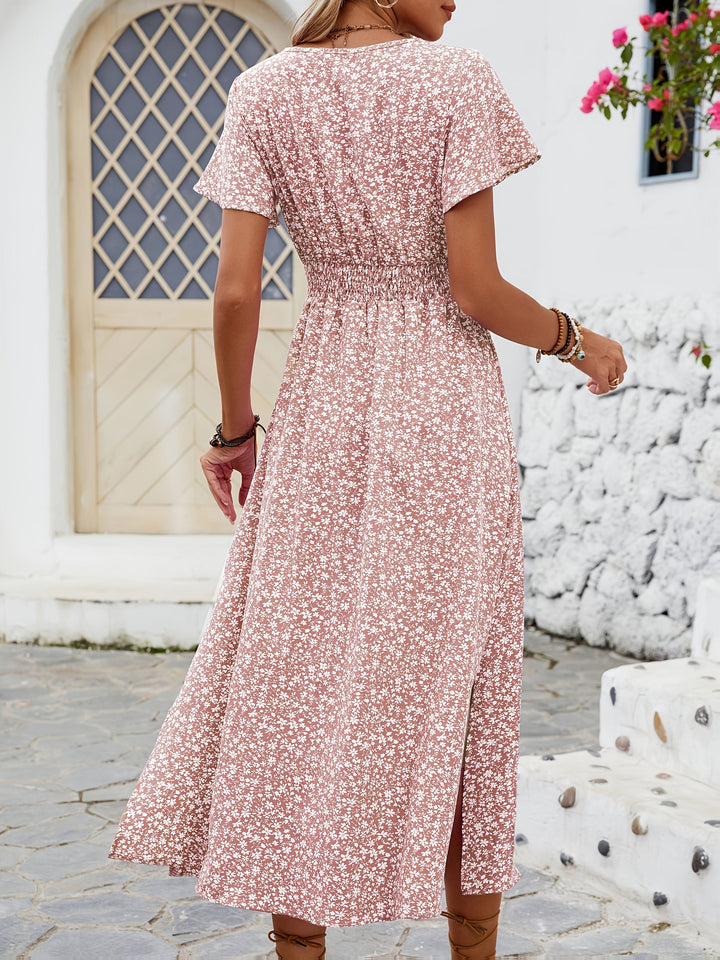 Langer seitlicher Schlitz am sommerlichen Midikleid mit floralem Print für bequemen Gehkomfort.