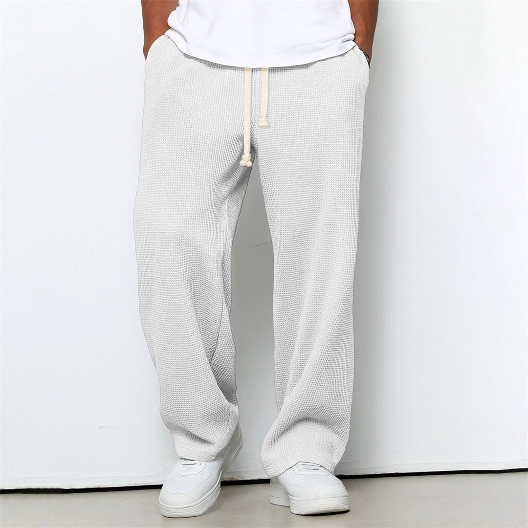 Moderne Herrenhose in lockerer Passform. Perfekt als Freizeithose für entspannte Tage oder als Sporthose.
