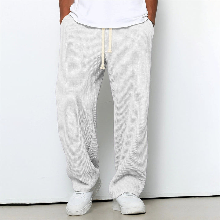 Moderne Herrenhose in lockerer Passform. Perfekt als Freizeithose für entspannte Tage oder als Sporthose.