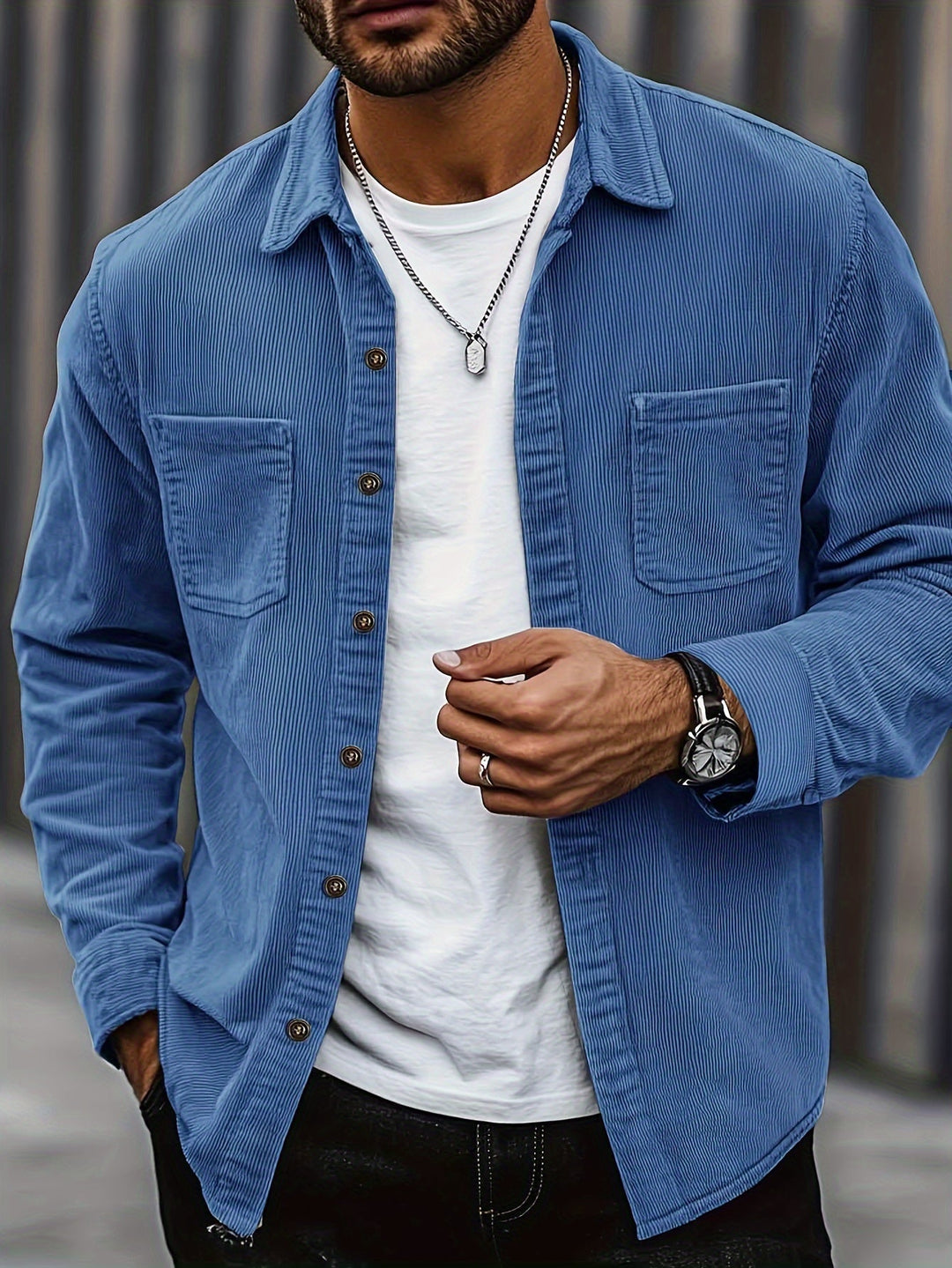 Stylische Herren Hemdjacke mit Kordeloptik und praktischen Brusttaschen. Vielseitig für casual Outfits.