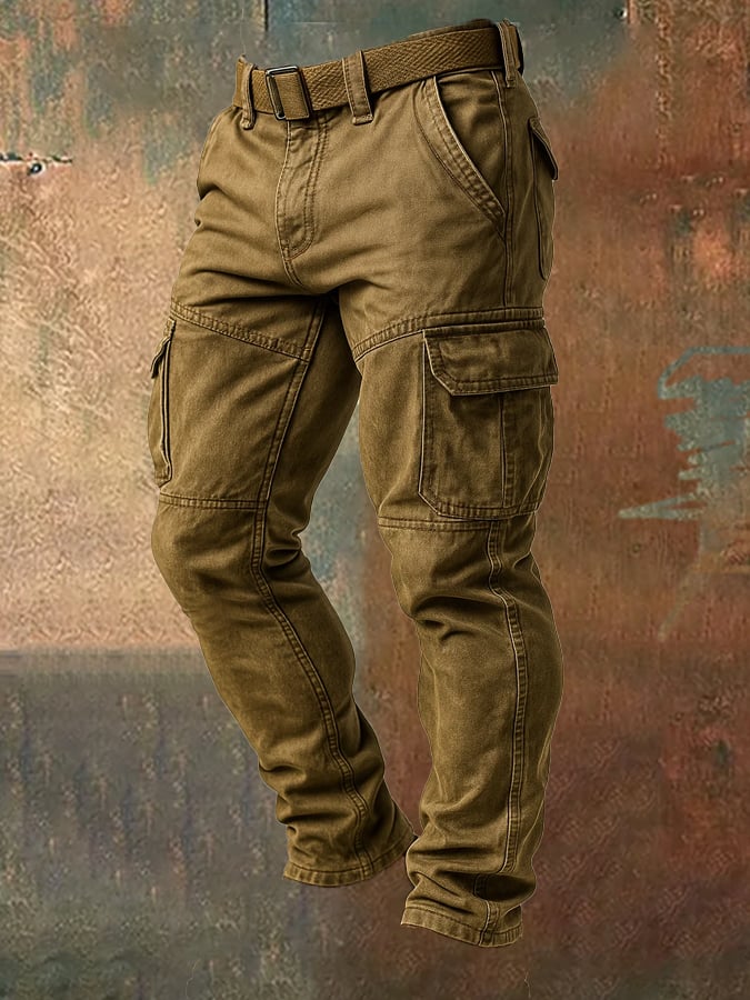 Mann trägt braunen Retro Outdoor Overall, perfekt für Wanderungen & Handwerksarbeiten.
