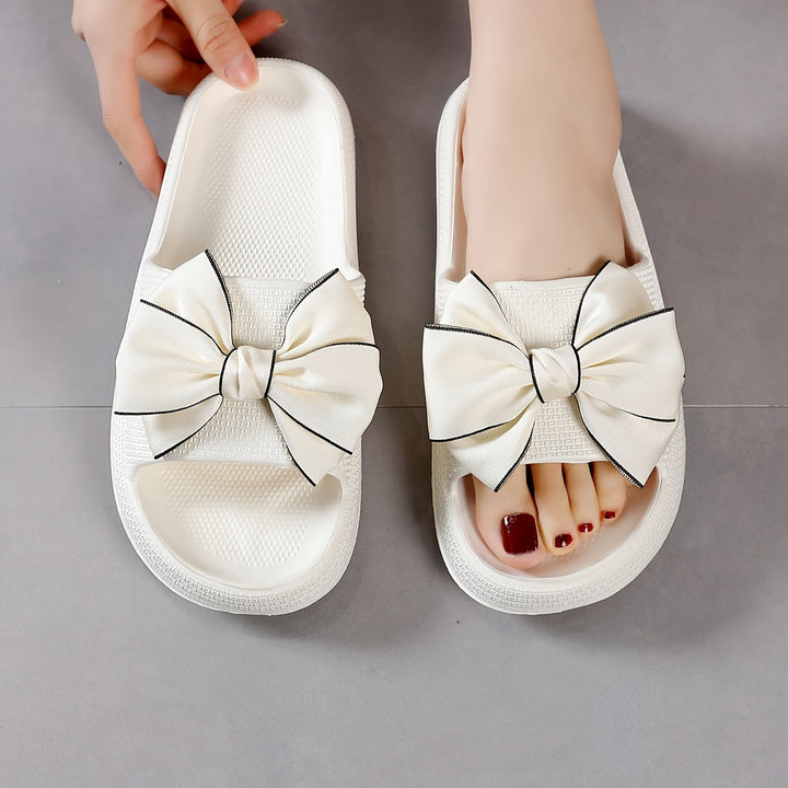 Detailaufnahme der Damen Slide Sandalen: elegante Schleife & breiter Riemen, perfekt für Frauen.
