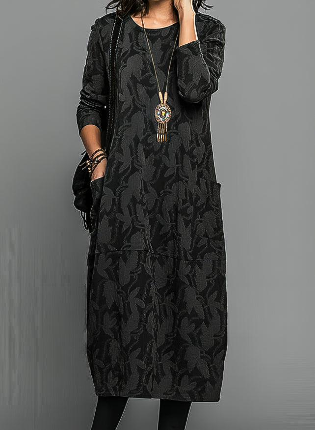 Damen Winterkleid mit Blumenmuster in lockerer Passform. Eine Frau trägt das bequeme Rundhals-Langarmkleid mit Stil.