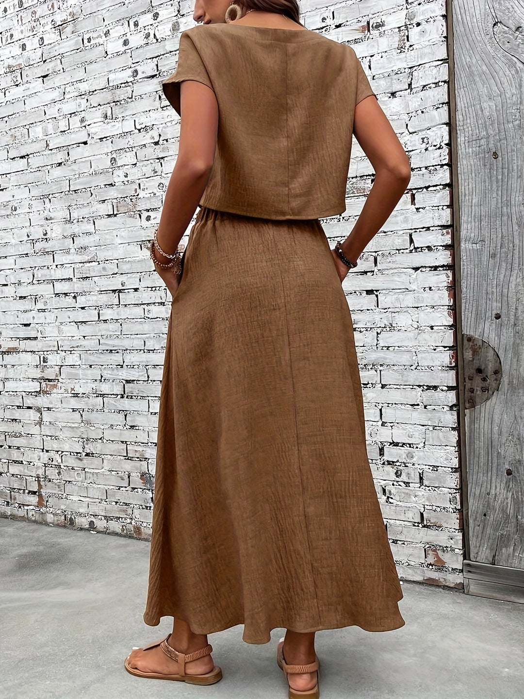 Fließendes Damen Zweiteiler Set: Crop Top & Maxirock. Eleganter Sommer-Look, perfekt für stilvolle Outfits.