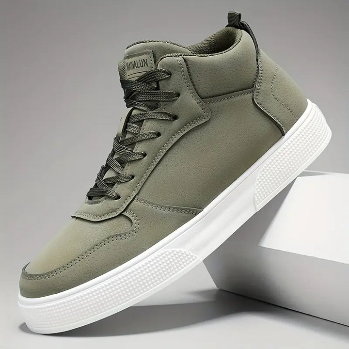 Modische schwarze Herren Sneakers, rutschfest und atmungsaktiv, perfekte Begleiter für Alltag und Freizeit.