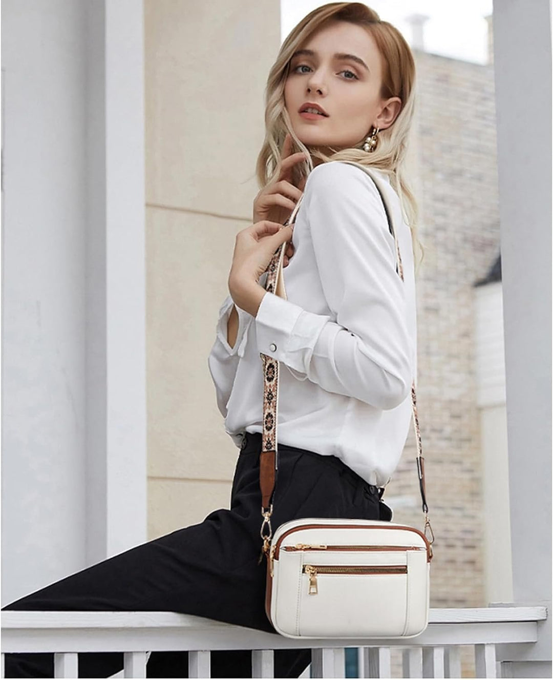 Elegante Damen Leder Schultertasche, stilvoll getragen; modisches Accessoire für urbane Looks.